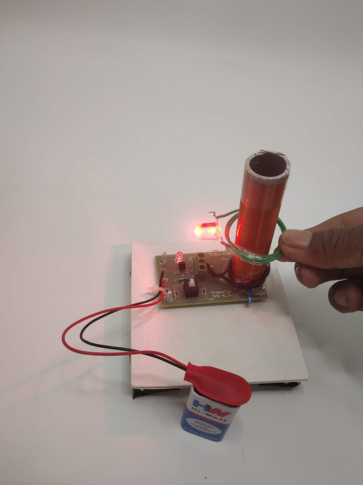 PCB वर आधीच जोडलेलं टेस्ला कॉइल मॉडेल – रंगीबेरंगी